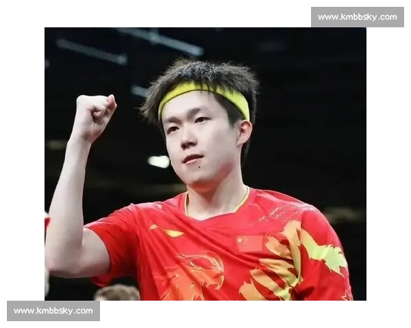 顶冰袋擦汗,笑握小球迷 —— 王楚钦的亚锦赛 “抗热日常”